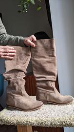 Stivali alti di camoscio con zeppa interna morbidi