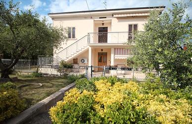 Due appartamenti con terreno