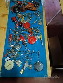 40 portachiavi di vario genere, nuovi