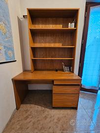 Scrivania con libreria