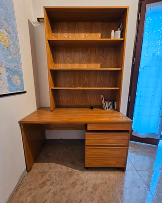 Scrivania con libreria