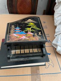 Antico carillon con bambolina anni ‘20