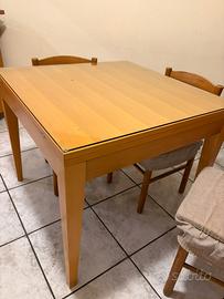 Tavolo quadrato in legno chiaro