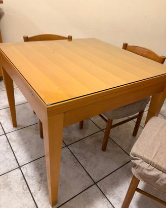 Tavolo quadrato in legno chiaro
