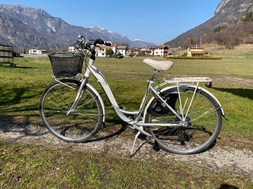 Bici donna marca Aurora cambio Shimano