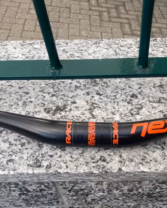Race Face manubrio in carbonio