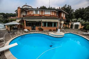 Villa con piscina e giardino panoramico su Roma