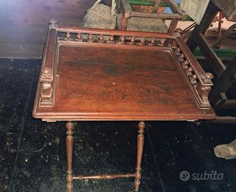 Tavolino antico in legno con vassoio a ringhiera