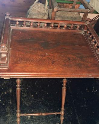 Tavolino antico in legno con vassoio a ringhiera