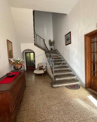 Villa di 327 m² con più di 5 locali e box auto dop