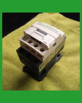 Contattore 4kW, 9A, 3 Contatti di Potenza + 2 Aux