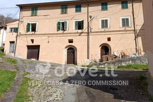Palazzo / Stabile di 320 m² con 5 locali a Cascia