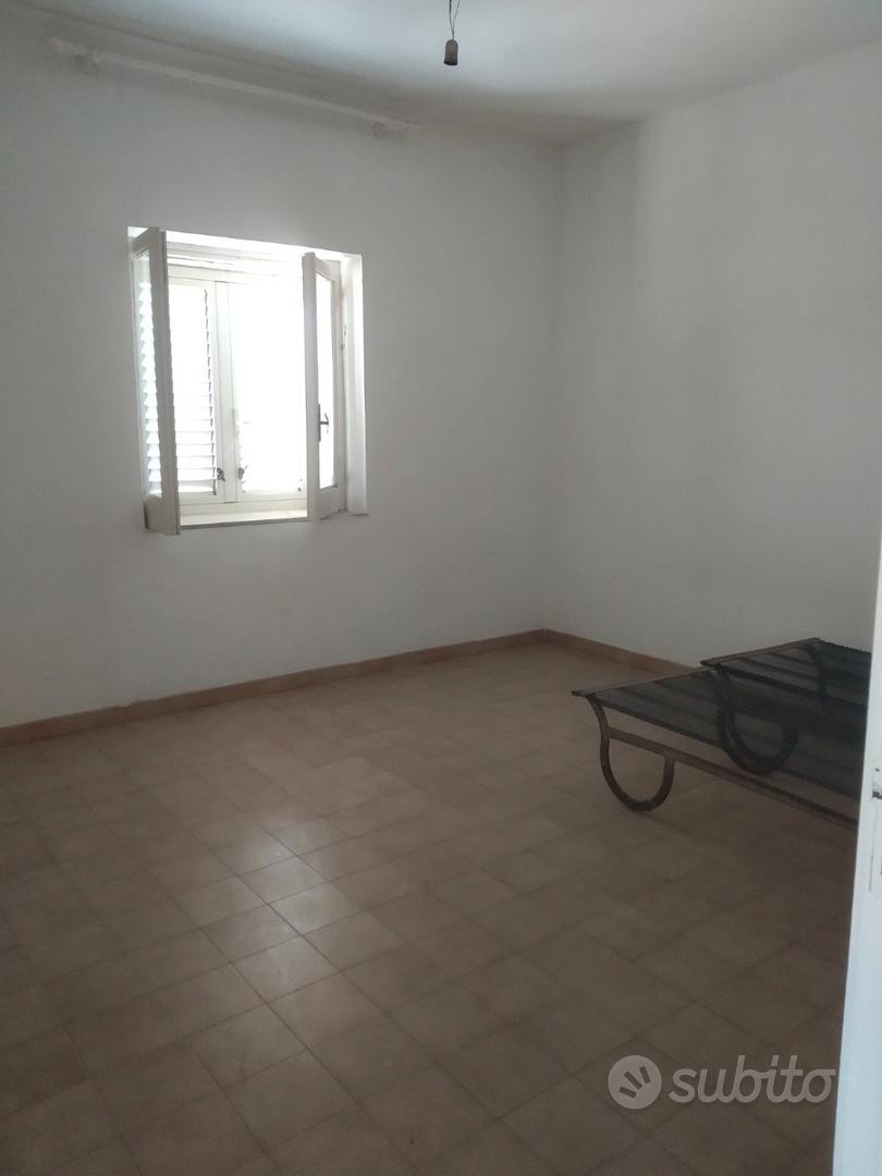 Casa in campagna e vecchio rudere - Vista 4