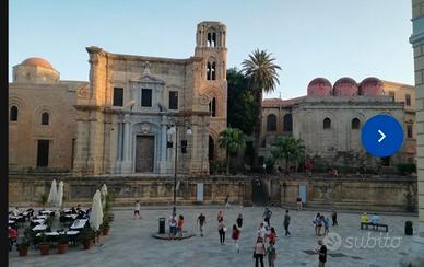 Piazza Bellini intera palazzina per Hotel Boutique