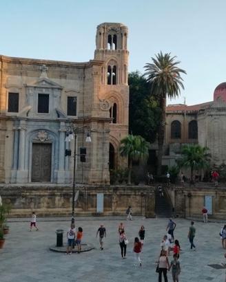 Piazza Bellini intera palazzina per Hotel Boutique