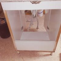 lavello con mobile e miscelatore. 