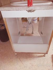 lavello con mobile e miscelatore. 