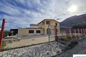 ALTAVILLA MILICIA: VILLA SU 2 LIVELLI CON AMPIO