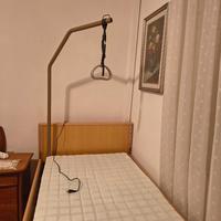Letto da degenza movimentato elettricamente