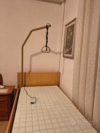 Letto da degenza movimentato elettricamente