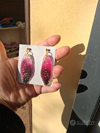 orecchini in resina a forma di ali