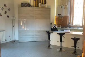 Ampio e grazioso monolocale arredato. No spese