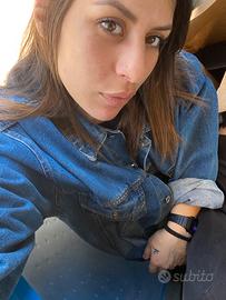 Cameriera ai piani pulizie operaia di linea ecc