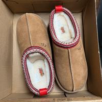 Stivali da neve e sandali UGG, taglia 38