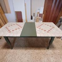 Tavolo con piastrelle in marmo