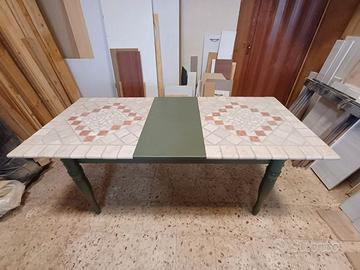 Tavolo con piastrelle in marmo