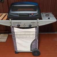 Barbeque a gas e pietra lavica