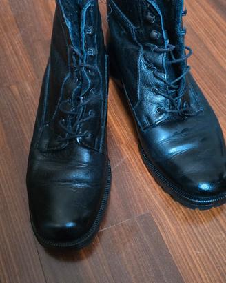 Scarponcini donna in pelle nera imbottiti