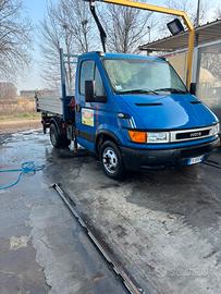 Iveco Daily con gru Ferrari 3 sfili + 1 manuale