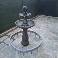 Fontana da giardino con pompa