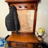 Attaccapanni da ingresso con cassapanca e arazzo –