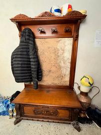 Attaccapanni da ingresso con cassapanca e arazzo –