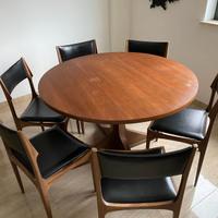 Tavolo tondo con 6 sedie.