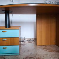 scrivania moderna con piano in vetro e cassetti 