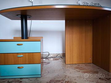 scrivania moderna con piano in vetro e cassetti 