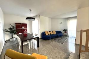 VILLETTA A SCHIERA DI TESTA con CORTE ESCLUSIVA