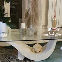 Tavolino in vetro temperato e pietra fossile