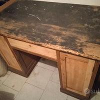 scrivania in legno 