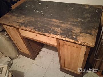 scrivania in legno 