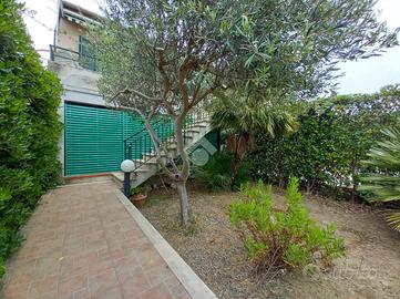 VILLA A SCHIERA A CAMPOFELICE DI ROCCELLA