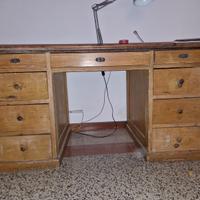 scrivania tipo scolastico antico