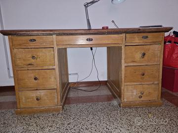 scrivania tipo scolastico antico