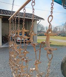 Erpice per prati trainato da trattore agricolo 