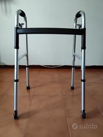 Deambulatore fisso push - down con ruote fisse