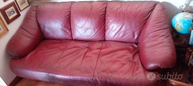 DIVANO LETTO IN PELLE CON DOGHE IN LEGNO REGALASI