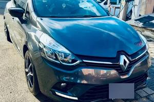 RENAULT CLIO MOSCHINO 